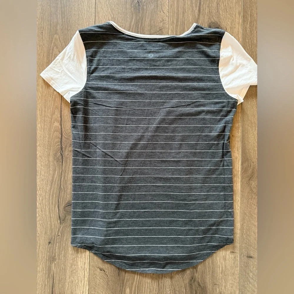 Lululemon Lightweight Athletic Short Sleeve shirt Size Small